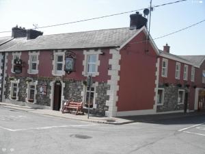 卡文Fitzpatrick's Tavern and Hotel的街道拐角处的红色建筑