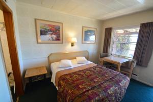 弗拉格斯塔夫Western Hills Motel的酒店客房设有床和窗户。