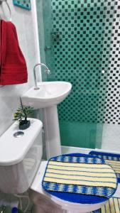 阿拉卡蒂Chalés Porto do Céu的一间带水槽、卫生间和淋浴的浴室