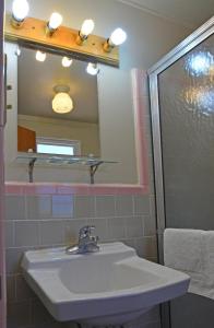 弗拉格斯塔夫Western Hills Motel的一间带水槽和镜子的浴室