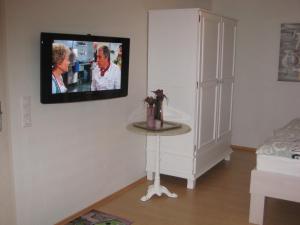 比苏姆Ferienhaus Wattenhus的客厅设有挂在墙上的电视