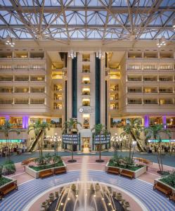 奥兰多奥兰多国际机场凯悦酒店的享有棕榈树酒店大堂的景致