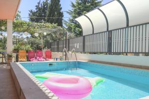 斯普利特马里安公园公寓的游泳池设有粉红色浴缸