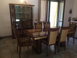 RonagoVilla Althea的一间带木桌和椅子的用餐室