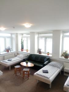 奥洛穆茨迷你佩梓恩纳瓦丽徳旅舍的客厅配有沙发、桌子和窗户