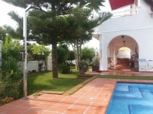 埃勒凡达尔Villa Habana的一座带游泳池和庭院的别墅