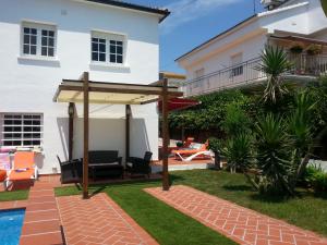 埃勒凡达尔Villa Habana的后院设有遮阳伞和游泳池