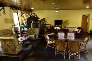 曼泰加什卡萨拉加达拉格旅馆的客厅配有椅子、桌子和沙发