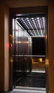 瓦西利基阿克罗伊亚利度假公寓的大楼内带窗户的电梯门