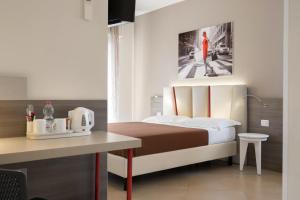 维罗纳维罗纳住宿加早餐旅馆的一间卧室配有一张床和一张桌子及一张桌子