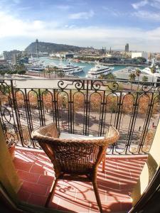 巴塞罗那Barceloneta Port Ramblas的阳台配有椅子,享有海港景色