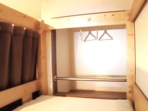 大阪TOMARO大阪湾旅馆的小房间设有窗户和一张床