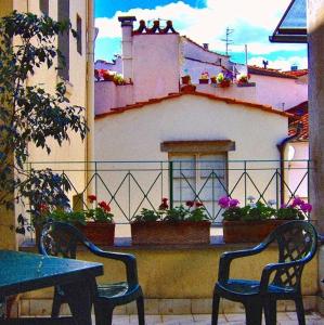 佛罗伦萨埃斯佩兰萨酒店的阳台前配有2把椅子和1张桌子