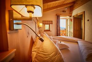 萨尔巴赫Wallegg Lodge - Alpine Premium Chalet - Ski In-Ski Out的一间设有两张床和一盏墙上灯的房间