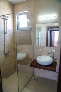 乌尔齐尼La Dolce Vita Residence的一间带水槽和玻璃淋浴的浴室