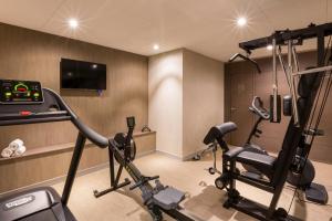 雷恩BW普瑞米尔圣安东尼酒店及Spa的一间带跑步机的健身房