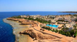 沙姆沙伊赫Sharm Club Beach Resort的海滩上的度假村的空中景致