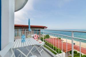 金沙白鸽别墅酒店的阳台设有长凳和海滩