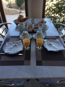 加莱里亚U弗里浦盖吉尔酒店的餐桌,包括橙汁和面包