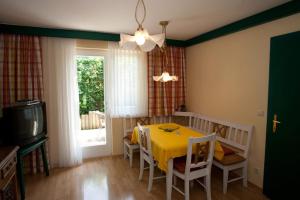 法克湖克恩顿州鲍姆加特纳公寓的用餐室配有黄色的桌子和椅子
