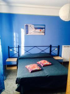 因佩里亚La bomboniera的蓝色卧室 - 带2个枕头和床