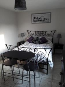 布里斯托Foxholes Accommodation的一间卧室配有一张带桌椅的床