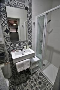 塞图巴尔Casa70的一间带水槽和淋浴的浴室