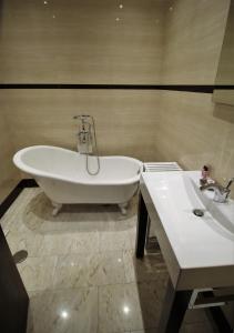 塞图巴尔Casa70的浴室设有浴缸和水槽。