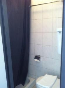 苏尔塞中央酒店的浴室设有卫生间和黑色淋浴帘