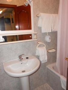 索托德坎加斯卡萨佩佩膳食公寓酒店的浴室配有盥洗盆和浴缸。