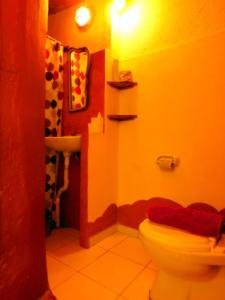 乌玛瓦卡Hostel La Humahuacasa的一间带卫生间和水槽的浴室