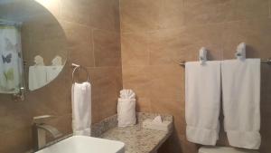 基韦斯特寇特妮之家历史小屋酒店的一间带水槽、卫生间和镜子的浴室