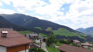 卡尔蒂奇Gasthaus Dorfberg的享有山谷和山脉美景。