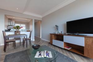 开普敦Warren Heights 503 by CTHA的客厅配有平面电视和桌子。