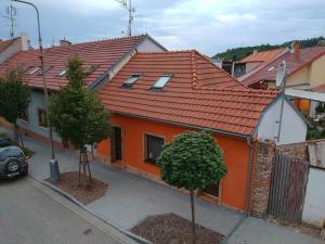 米库洛夫Ubytování Mikulov的一条街上的橙色房子,有红色屋顶