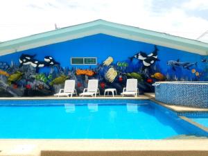通苏帕Hotel Villa Turquesa的度假村游泳池的壁画