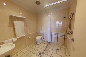 福布斯福布斯维多利亚汽车旅馆的浴室配有卫生间、淋浴和盥洗盆。