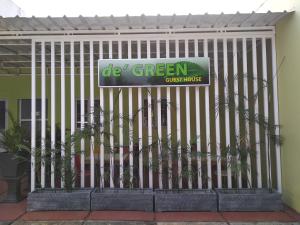 Cibuburde' GREEN Cibubur的绿色办公楼前的大门