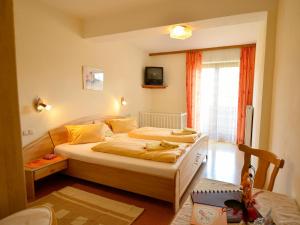 圣卡尼兹厄尔布尼斯波尔霍夫阿克酒店的一间卧室设有两张床和窗户。