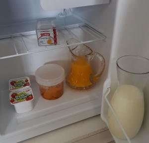 陶朗加Botanical Haven BnB的冰箱里放着一壶橙汁和一杯牛奶