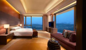 贵阳贵阳中天凯悦酒店的酒店客房设有一张床和一个大窗户