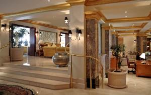 马斯喀特凯悦大酒店马斯喀特的设有一个配有楼梯的大堂和一间客厅。