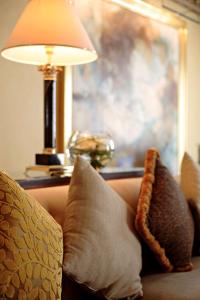 马斯喀特凯悦大酒店马斯喀特的客厅配有带枕头和台灯的沙发