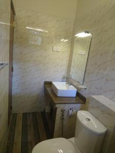卡特勒格默Shiva Rest Katharagama的浴室配有白色卫生间和盥洗盆。