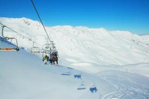 施利特尔斯Suiten mit Sauna - Zum Senner Zillertal - Adults only的一群人乘雪上滑雪升降机