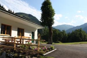 Radmer an der HaselChalet Ferienhaus Radmer的山景房屋 - 带长凳