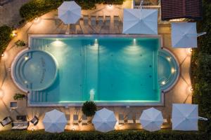 马里纳迪马萨蒂兹雅娜酒店的享有游泳池的顶部景色