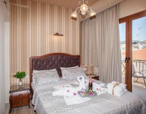 罗希姆诺阿佛叠迪酒店的一间卧室配有一张带桌子和毛巾的床