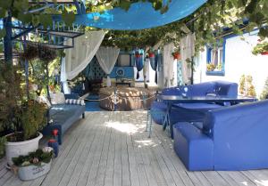 科斯蒂内什蒂Casa Babica Guesthouse的庭院设有蓝色的桌椅和植物