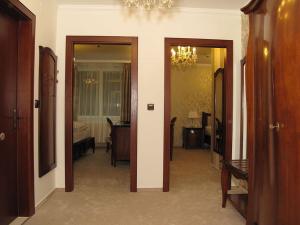 玛利亚采尔圣灵酒店的走廊设有两扇门,卧室设有